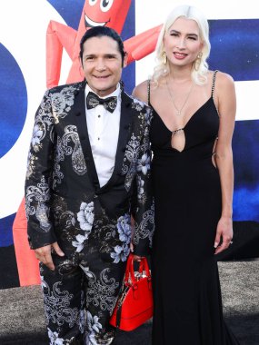 Amerikalı aktör Corey Feldman ve eşi / Kanadalı model Courtney Anne Mitchell, 18 Temmuz 2022 'de Hollywood, Los Angeles, Kaliforniya, ABD' de bulunan TCL Çin Tiyatrosu IMAX 'te düzenlenen Universal Pictures' No 'nun dünya prömiyerine geldiler.. 