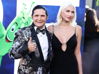 Amerikalı aktör Corey Feldman ve eşi / Kanadalı model Courtney Anne Mitchell, 18 Temmuz 2022 'de Hollywood, Los Angeles, Kaliforniya, ABD' de bulunan TCL Çin Tiyatrosu IMAX 'te düzenlenen Universal Pictures' No 'nun dünya prömiyerine geldiler.. 
