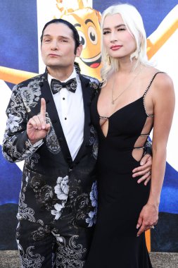 Amerikalı aktör Corey Feldman ve eşi / Kanadalı model Courtney Anne Mitchell, 18 Temmuz 2022 'de Hollywood, Los Angeles, Kaliforniya, ABD' de bulunan TCL Çin Tiyatrosu IMAX 'te düzenlenen Universal Pictures' No 'nun dünya prömiyerine geldiler.. 