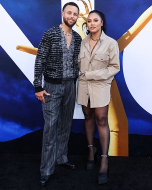 Amerikalı profesyonel basketbolcu Stephen Curry ve eşi / Kanadalı-Amerikalı aktris Ayesha Curry, 18 Temmuz 2022 'de Hollywood, Los Angeles' taki TCL Çin Tiyatrosu IMAX 'te düzenlenen Universal Pictures' No 'nun Dünya Premiere' sine geldiler.