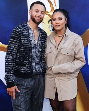 Amerikalı profesyonel basketbolcu Stephen Curry ve eşi / Kanadalı-Amerikalı aktris Ayesha Curry, 18 Temmuz 2022 'de Hollywood, Los Angeles' taki TCL Çin Tiyatrosu IMAX 'te düzenlenen Universal Pictures' No 'nun Dünya Premiere' sine geldiler.
