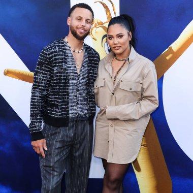 Amerikalı profesyonel basketbolcu Stephen Curry ve eşi / Kanadalı-Amerikalı aktris Ayesha Curry, 18 Temmuz 2022 'de Hollywood, Los Angeles' taki TCL Çin Tiyatrosu IMAX 'te düzenlenen Universal Pictures' No 'nun Dünya Premiere' sine geldiler.