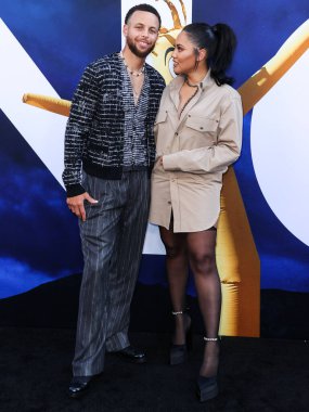 Amerikalı profesyonel basketbolcu Stephen Curry ve eşi / Kanadalı-Amerikalı aktris Ayesha Curry, 18 Temmuz 2022 'de Hollywood, Los Angeles' taki TCL Çin Tiyatrosu IMAX 'te düzenlenen Universal Pictures' No 'nun Dünya Premiere' sine geldiler.