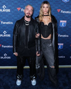 Kolombiyalı şarkıcı J Balvin ve kız arkadaşı / Arjantinli model Valentina Ferrer, 18 Temmuz 2022 'de Los Angeles, Kaliforniya' daki City Market Social House 'da düzenlenen Michael Rubin, MLBPA ve Fanatikler tarafından ortaklaşa düzenlenen' Oyuncular Partisi 'ne geldiler.