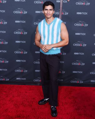 Amerikalı şarkıcı ve aktör Alex Aiono, Kanlı Kırmızı Halı ve HBO Max 'in 