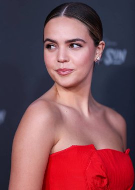 Toni Maticevski elbisesi giyen Amerikalı aktris Bailee Madison, Kanlı Kırmızı Halı ve Gabbana ayakkabıları ile 15 Temmuz 2022 'de Burbank' te, Max 'in 