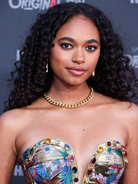 Dolce ve Gabanna giyimli Amerikalı aktris Chandler Kinney Casadei topuklu ve David Yurman mücevheri Kanlı Kırmızı Halı ve HBO Max 'in 