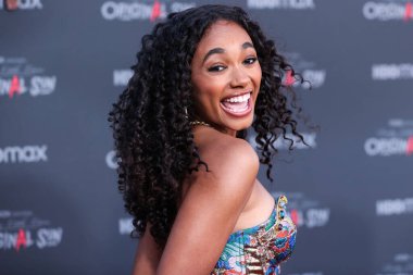 Dolce ve Gabanna giyimli Amerikalı aktris Chandler Kinney Casadei topuklu ve David Yurman mücevheri Kanlı Kırmızı Halı ve HBO Max 'in 