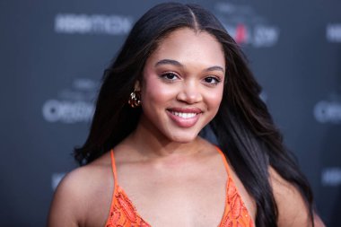 Karayip asıllı Amerikalı aktris Kristen Maxwell, 15 Temmuz 2022 'de Burbank, Los Angeles, Kaliforniya' daki SJR Tiyatrosu 'nda düzenlenen Kanlı Kırmızı Halı ve HBO Max' in 