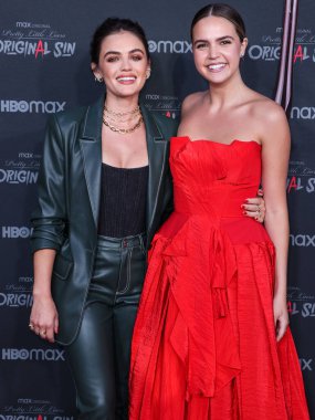 Amerikalı aktrisler Lucy Hale ve Bailee Madison, 15 Temmuz 2022 'de Burbank, Los Angeles' taki SJR Tiyatrosu 'nda düzenlenen Kanlı Kırmızı Halı ve HBO Max' in 