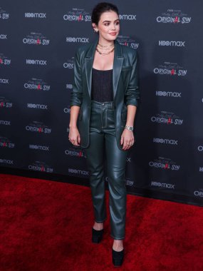 Staud ve Rolex saat giyen Amerikalı aktris Lucy Hale, 15 Temmuz 2022 'de Burbank' teki SJR Tiyatrosu 'nda düzenlenen Kanlı Kırmızı Halı ve HBO Max' in 