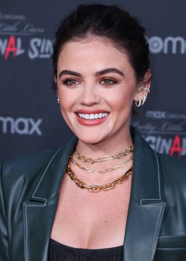 Staud ve Rolex saat giyen Amerikalı aktris Lucy Hale, 15 Temmuz 2022 'de Burbank' teki SJR Tiyatrosu 'nda düzenlenen Kanlı Kırmızı Halı ve HBO Max' in 