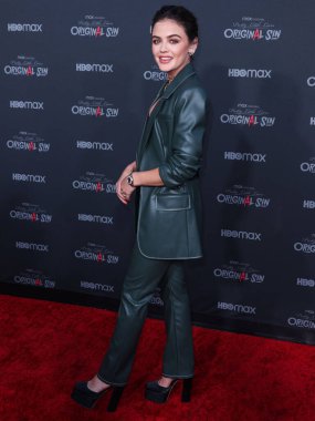 Staud ve Rolex saat giyen Amerikalı aktris Lucy Hale, 15 Temmuz 2022 'de Burbank' teki SJR Tiyatrosu 'nda düzenlenen Kanlı Kırmızı Halı ve HBO Max' in 