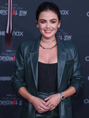 Staud ve Rolex saat giyen Amerikalı aktris Lucy Hale, 15 Temmuz 2022 'de Burbank' teki SJR Tiyatrosu 'nda düzenlenen Kanlı Kırmızı Halı ve HBO Max' in 