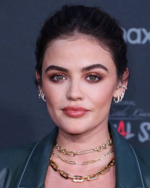 Staud ve Rolex saat giyen Amerikalı aktris Lucy Hale, 15 Temmuz 2022 'de Burbank' teki SJR Tiyatrosu 'nda düzenlenen Kanlı Kırmızı Halı ve HBO Max' in 