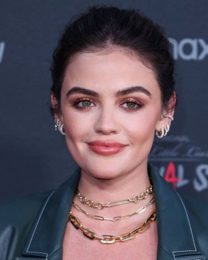 Staud ve Rolex saat giyen Amerikalı aktris Lucy Hale, 15 Temmuz 2022 'de Burbank' teki SJR Tiyatrosu 'nda düzenlenen Kanlı Kırmızı Halı ve HBO Max' in 