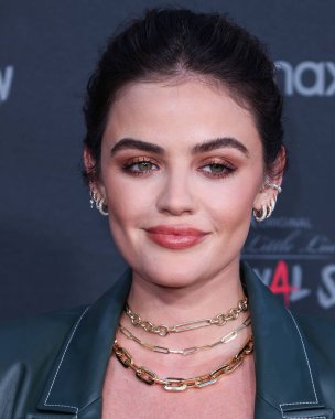 Staud ve Rolex saat giyen Amerikalı aktris Lucy Hale, 15 Temmuz 2022 'de Burbank' teki SJR Tiyatrosu 'nda düzenlenen Kanlı Kırmızı Halı ve HBO Max' in 