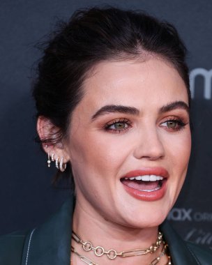 Staud ve Rolex saat giyen Amerikalı aktris Lucy Hale, 15 Temmuz 2022 'de Burbank' teki SJR Tiyatrosu 'nda düzenlenen Kanlı Kırmızı Halı ve HBO Max' in 