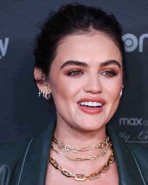 Staud ve Rolex saat giyen Amerikalı aktris Lucy Hale, 15 Temmuz 2022 'de Burbank' teki SJR Tiyatrosu 'nda düzenlenen Kanlı Kırmızı Halı ve HBO Max' in 