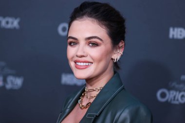 Staud ve Rolex saat giyen Amerikalı aktris Lucy Hale, 15 Temmuz 2022 'de Burbank' teki SJR Tiyatrosu 'nda düzenlenen Kanlı Kırmızı Halı ve HBO Max' in 