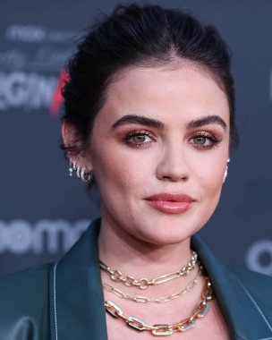 Staud ve Rolex saat giyen Amerikalı aktris Lucy Hale, 15 Temmuz 2022 'de Burbank' teki SJR Tiyatrosu 'nda düzenlenen Kanlı Kırmızı Halı ve HBO Max' in 