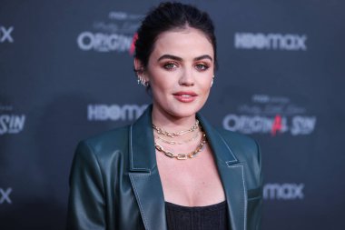 Staud ve Rolex saat giyen Amerikalı aktris Lucy Hale, 15 Temmuz 2022 'de Burbank' teki SJR Tiyatrosu 'nda düzenlenen Kanlı Kırmızı Halı ve HBO Max' in 