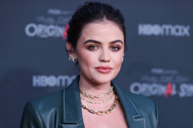 Staud ve Rolex saat giyen Amerikalı aktris Lucy Hale, 15 Temmuz 2022 'de Burbank' teki SJR Tiyatrosu 'nda düzenlenen Kanlı Kırmızı Halı ve HBO Max' in 