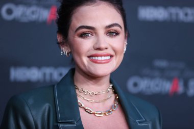 Staud ve Rolex saat giyen Amerikalı aktris Lucy Hale, 15 Temmuz 2022 'de Burbank' teki SJR Tiyatrosu 'nda düzenlenen Kanlı Kırmızı Halı ve HBO Max' in 