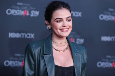 Staud ve Rolex saat giyen Amerikalı aktris Lucy Hale, 15 Temmuz 2022 'de Burbank' teki SJR Tiyatrosu 'nda düzenlenen Kanlı Kırmızı Halı ve HBO Max' in 