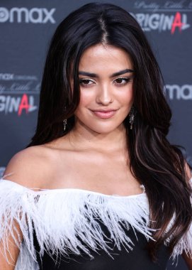 Klasik bir Halston elbisesi, Jimmy Choo ayakkabıları ve Beladora mücevherleri giyen Amerikalı aktris Maia Reficco, Kanlı Kırmızı Halı ve HBO Max 'in 