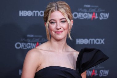 Amerikalı aktris Mallory Bechtel Carolina Herrera elbisesi, Amina Amuadi ayakkabıları, De Beers mücevherleri ve Roger Vivier çantası Kanlı Kırmızı Halı ve HBO Max 'in 