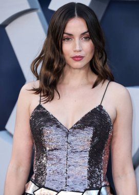 Kübalı İspanyol aktris Ana de Armas, Louis Vuitton ve Fred Leighton mücevherleri giyerek 13 Temmuz 2022 'de Hollywood, Los Angeles, Kaliforniya, ABD' deki IMAX Çin Tiyatrosu 'nda düzenlenen Netflix' in 'Gri Adam' adlı filminin dünya prömiyerine geldi..