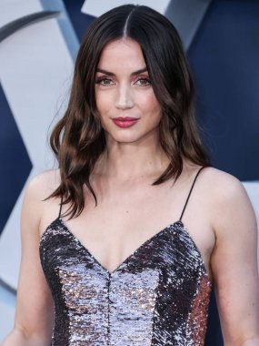 Kübalı İspanyol aktris Ana de Armas, Louis Vuitton ve Fred Leighton mücevherleri giyerek 13 Temmuz 2022 'de Hollywood, Los Angeles, Kaliforniya, ABD' deki IMAX Çin Tiyatrosu 'nda düzenlenen Netflix' in 'Gri Adam' adlı filminin dünya prömiyerine geldi..