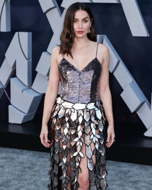 Kübalı İspanyol aktris Ana de Armas, Louis Vuitton ve Fred Leighton mücevherleri giyerek 13 Temmuz 2022 'de Hollywood, Los Angeles, Kaliforniya, ABD' deki IMAX Çin Tiyatrosu 'nda düzenlenen Netflix' in 'Gri Adam' adlı filminin dünya prömiyerine geldi.. 