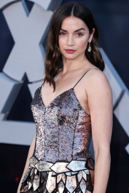 Kübalı İspanyol aktris Ana de Armas, Louis Vuitton ve Fred Leighton mücevherleri giyerek 13 Temmuz 2022 'de Hollywood, Los Angeles, Kaliforniya, ABD' deki IMAX Çin Tiyatrosu 'nda düzenlenen Netflix' in 'Gri Adam' adlı filminin dünya prömiyerine geldi..