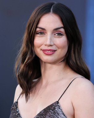 Kübalı İspanyol aktris Ana de Armas, Louis Vuitton ve Fred Leighton mücevherleri giyerek 13 Temmuz 2022 'de Hollywood, Los Angeles, Kaliforniya, ABD' deki IMAX Çin Tiyatrosu 'nda düzenlenen Netflix' in 'Gri Adam' adlı filminin dünya prömiyerine geldi.. 