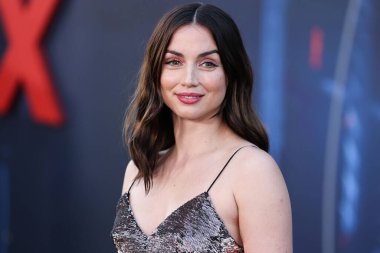 Kübalı İspanyol aktris Ana de Armas, Louis Vuitton ve Fred Leighton mücevherleri giyerek 13 Temmuz 2022 'de Hollywood, Los Angeles, Kaliforniya, ABD' deki IMAX Çin Tiyatrosu 'nda düzenlenen Netflix' in 'Gri Adam' adlı filminin dünya prömiyerine geldi.. 