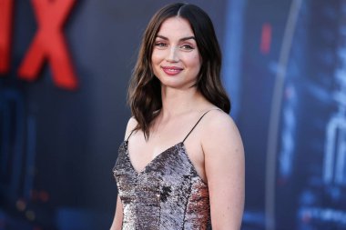 Kübalı İspanyol aktris Ana de Armas, Louis Vuitton ve Fred Leighton mücevherleri giyerek 13 Temmuz 2022 'de Hollywood, Los Angeles, Kaliforniya, ABD' deki IMAX Çin Tiyatrosu 'nda düzenlenen Netflix' in 'Gri Adam' adlı filminin dünya prömiyerine geldi.. 