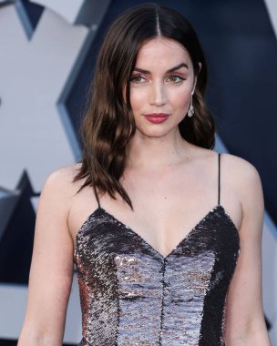 Kübalı İspanyol aktris Ana de Armas, Louis Vuitton ve Fred Leighton mücevherleri giyerek 13 Temmuz 2022 'de Hollywood, Los Angeles, Kaliforniya, ABD' deki IMAX Çin Tiyatrosu 'nda düzenlenen Netflix' in 'Gri Adam' adlı filminin dünya prömiyerine geldi.. 