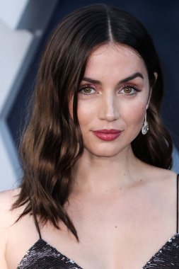 Kübalı İspanyol aktris Ana de Armas, Louis Vuitton ve Fred Leighton mücevherleri giyerek 13 Temmuz 2022 'de Hollywood, Los Angeles, Kaliforniya, ABD' deki IMAX Çin Tiyatrosu 'nda düzenlenen Netflix' in 'Gri Adam' adlı filminin dünya prömiyerine geldi.. 
