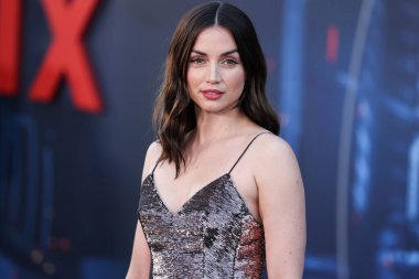 Kübalı İspanyol aktris Ana de Armas, Louis Vuitton ve Fred Leighton mücevherleri giyerek 13 Temmuz 2022 'de Hollywood, Los Angeles, Kaliforniya, ABD' deki IMAX Çin Tiyatrosu 'nda düzenlenen Netflix' in 'Gri Adam' adlı filminin dünya prömiyerine geldi.. 