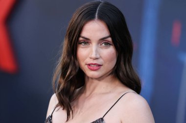 Kübalı İspanyol aktris Ana de Armas, Louis Vuitton ve Fred Leighton mücevherleri giyerek 13 Temmuz 2022 'de Hollywood, Los Angeles, Kaliforniya, ABD' deki IMAX Çin Tiyatrosu 'nda düzenlenen Netflix' in 'Gri Adam' adlı filminin dünya prömiyerine geldi.. 