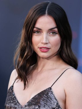 Kübalı İspanyol aktris Ana de Armas, Louis Vuitton ve Fred Leighton mücevherleri giyerek 13 Temmuz 2022 'de Hollywood, Los Angeles, Kaliforniya, ABD' deki IMAX Çin Tiyatrosu 'nda düzenlenen Netflix' in 'Gri Adam' adlı filminin dünya prömiyerine geldi.. 