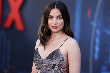 Kübalı İspanyol aktris Ana de Armas, Louis Vuitton ve Fred Leighton mücevherleri giyerek 13 Temmuz 2022 'de Hollywood, Los Angeles, Kaliforniya, ABD' deki IMAX Çin Tiyatrosu 'nda düzenlenen Netflix' in 'Gri Adam' adlı filminin dünya prömiyerine geldi.. 