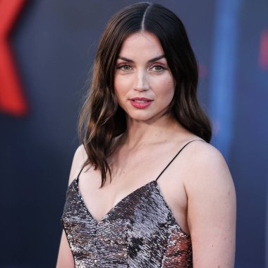 Kübalı İspanyol aktris Ana de Armas, Louis Vuitton ve Fred Leighton mücevherleri giyerek 13 Temmuz 2022 'de Hollywood, Los Angeles, Kaliforniya, ABD' deki IMAX Çin Tiyatrosu 'nda düzenlenen Netflix' in 'Gri Adam' adlı filminin dünya prömiyerine geldi.. 
