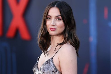 Kübalı İspanyol aktris Ana de Armas, Louis Vuitton ve Fred Leighton mücevherleri giyerek 13 Temmuz 2022 'de Hollywood, Los Angeles, Kaliforniya, ABD' deki IMAX Çin Tiyatrosu 'nda düzenlenen Netflix' in 'Gri Adam' adlı filminin dünya prömiyerine geldi.. 