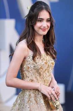 Reem Acra elbisesi giyen Amerikalı aktris Julia Butters, 13 Temmuz 2022 'de Hollywood, Los Angeles, Kaliforniya, ABD' de bulunan TCL Çin Tiyatrosu IMAX 'te düzenlenen Netflix' in 'Gri Adam' adlı filminin dünya galasına geldi..