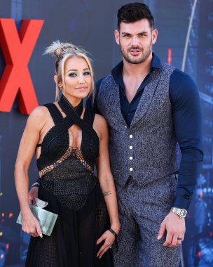 Emlakçı Mary Fitzgerald ve koca / televizyon kişiliği Romain Bonnet, 13 Temmuz 2022 'de Hollywood, Los Angeles, Kaliforniya, ABD' de bulunan TCL Çin Tiyatrosu IMAX 'te düzenlenen Netflix' in 'Gri Adam' adlı filminin dünya prömiyerine geldiler.. 