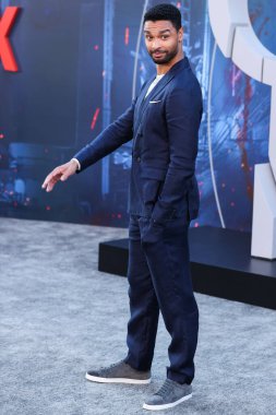 İngiliz aktör Reg-Jean Page (Rege-Jean Page), 13 Temmuz 2022 'de Hollywood, Los Angeles, Kaliforniya, ABD' de bulunan TCL Çin Tiyatrosu IMAX 'te düzenlenen Netflix' in 'Gri Adam' ın Dünya prömiyerine geldi.. 