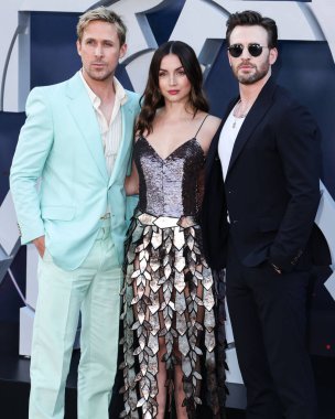 Kanadalı aktör Ryan Gosling Gucci, Kübalı-İspanyol aktris Ana de Armas, Louis Vuitton giyip Fred Leighton mücevherleri takıyor ve Amerikalı aktör Chris Evans Netflix 'in IMAX Çin Tiyatrosu' nda düzenlenen 'Gri Adam' adlı filminin dünya prömiyerine geldi.